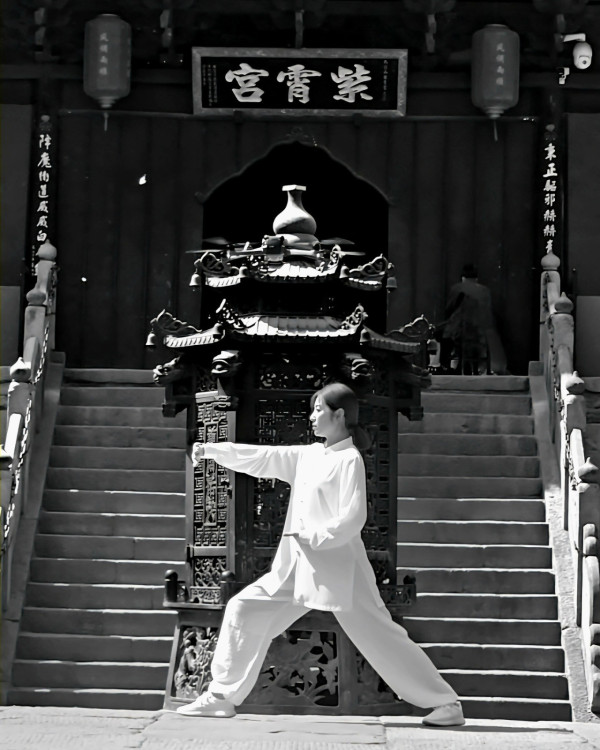 養生之旅湖北篇｜陳自瑤拍旅遊節目重遊武當山 曬10年前對比圖！凍齡美貌被讚越嚟越後生 