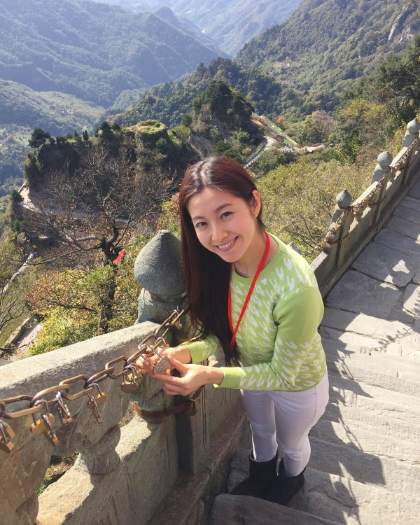 養生之旅湖北篇｜陳自瑤拍旅遊節目重遊武當山 曬10年前對比圖！凍齡美貌被讚越嚟越後生 