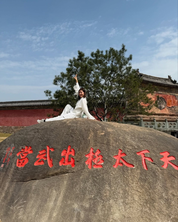 養生之旅湖北篇｜陳自瑤拍旅遊節目重遊武當山 曬10年前對比圖！凍齡美貌被讚越嚟越後生 