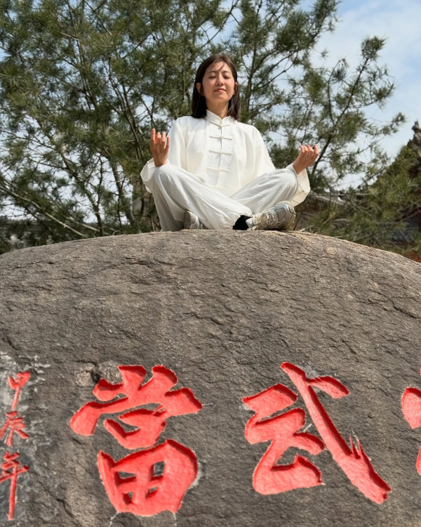 養生之旅湖北篇｜陳自瑤拍旅遊節目重遊武當山 曬10年前對比圖！凍齡美貌被讚越嚟越後生 