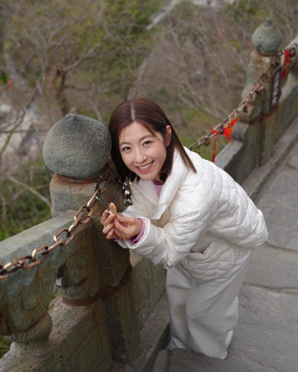 養生之旅湖北篇｜陳自瑤拍旅遊節目重遊武當山 曬10年前對比圖！凍齡美貌被讚越嚟越後生 