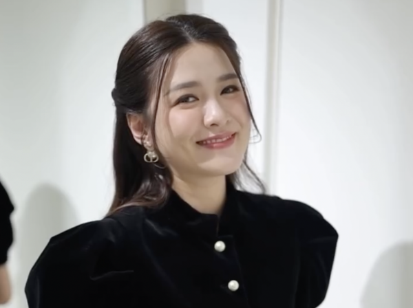 31歲江嘉敏生圖近距離揭最真實身形 深V低胸裝震撼網民眼球：微胖世一！