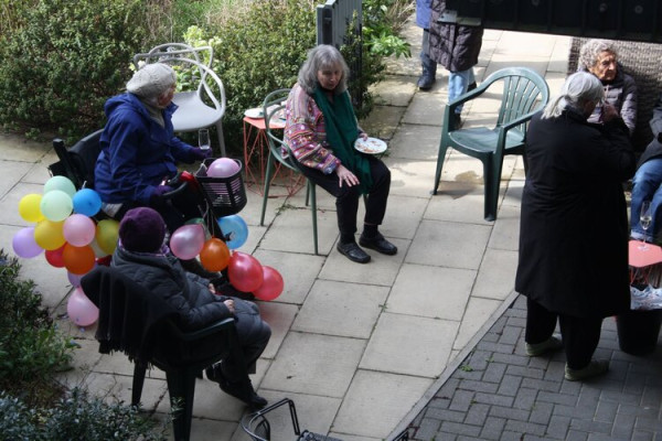 英國姑婆屋竟發展成社區!年過半百女性齊住養老 創辦人耗10年建立
