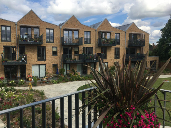 英國姑婆屋竟發展成社區!年過半百女性齊住養老 創辦人耗10年建立