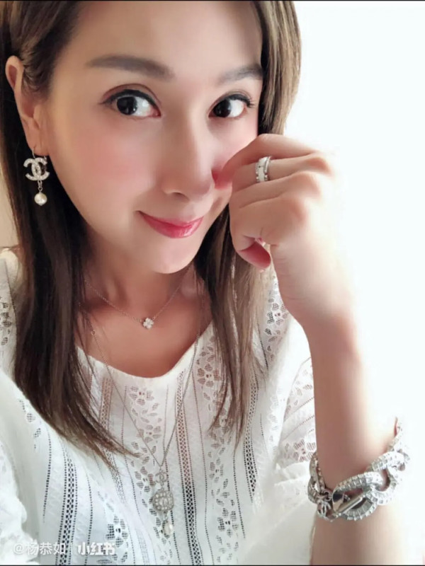 51歲楊恭如激罕露面超短髮造型認不出 近照曝光面部狀態震撼網民