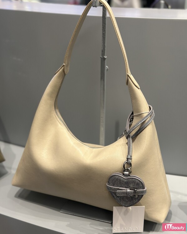 Plump Bag Large/Cream HKD 848 + Belted Mirror Keyring/ Silver HKD308