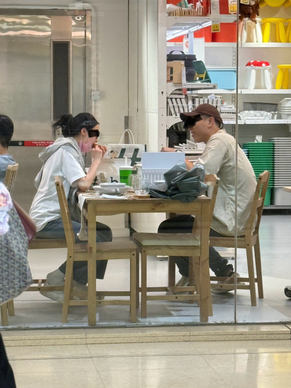 IKEA變「免費」用餐區？男女霸佔陳列傢俬食外賣 網民怒轟好離譜