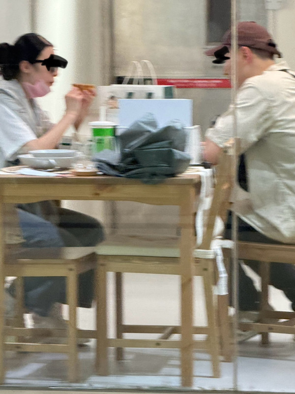 IKEA變「免費」用餐區？男女霸佔陳列傢俬食外賣 網民怒轟好離譜