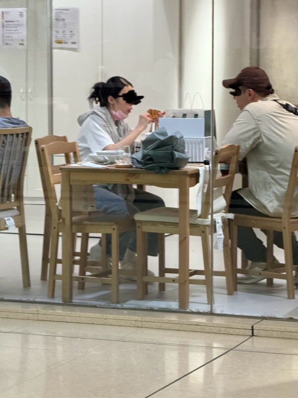 IKEA變「免費」用餐區？男女霸佔陳列傢俬食外賣 網民怒轟好離譜