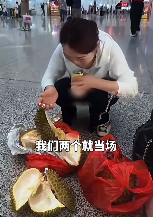 旅客深圳機場狂食3個榴槤!將果肉塞進一物帶過關被識穿