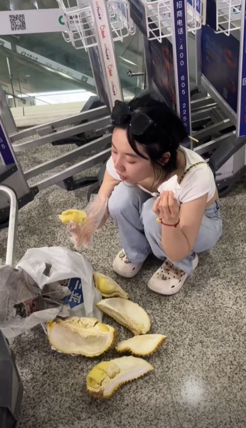 旅客深圳機場狂食3個榴槤!將果肉塞進一物帶過關被識穿