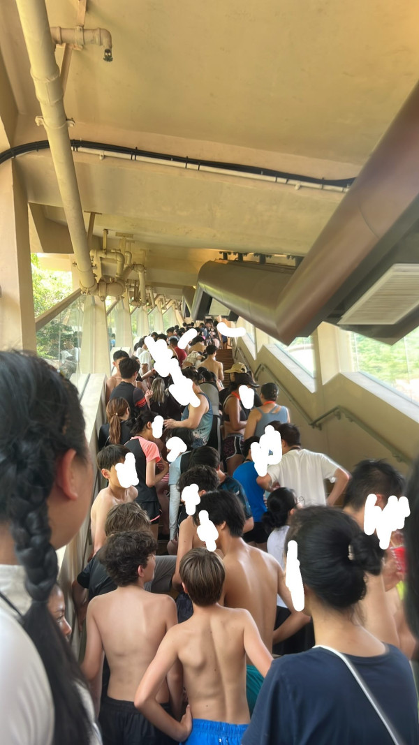 海洋公園水上樂園人潮爆滿變「排隊地獄」遊客玩急流等2小時以上：件泳衣乾曬