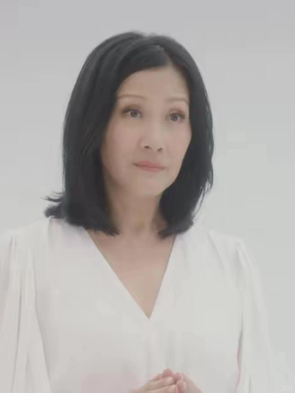 55歲陳慧珊超真實素顏樣意外曝光 臉上零醫美痕迹惹驚呼︰自然優雅老去