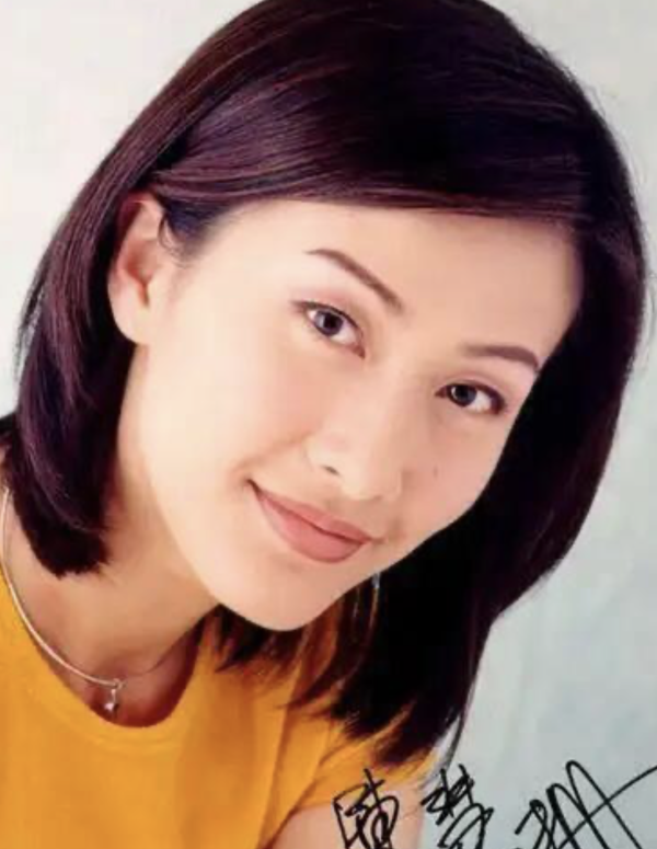 55歲陳慧珊超真實素顏樣意外曝光 臉上零醫美痕迹惹驚呼︰自然優雅老去