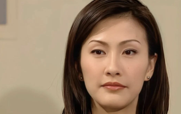 55歲陳慧珊超真實素顏樣意外曝光 臉上零醫美痕迹惹驚呼︰自然優雅老去