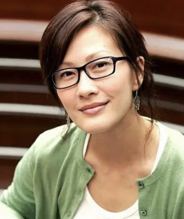 55歲陳慧珊超真實素顏樣意外曝光 臉上零醫美痕迹惹驚呼︰自然優雅老去