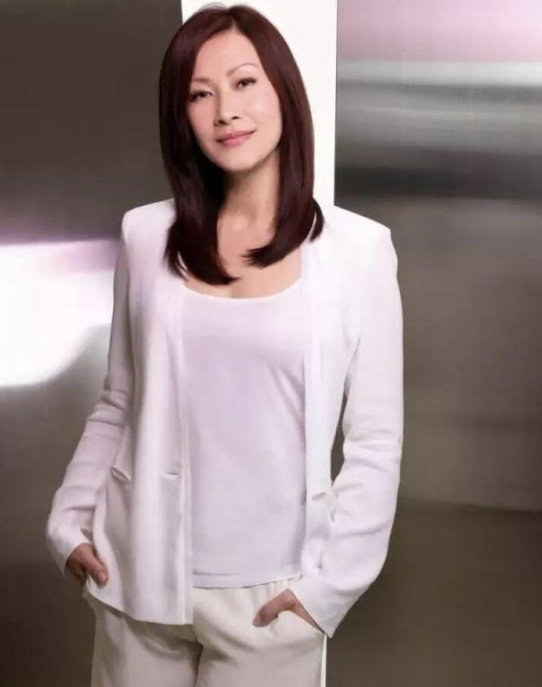 55歲陳慧珊超真實素顏樣意外曝光 臉上零醫美痕迹惹驚呼︰自然優雅老去