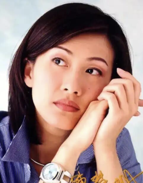 55歲陳慧珊超真實素顏樣意外曝光 臉上零醫美痕迹惹驚呼︰自然優雅老去