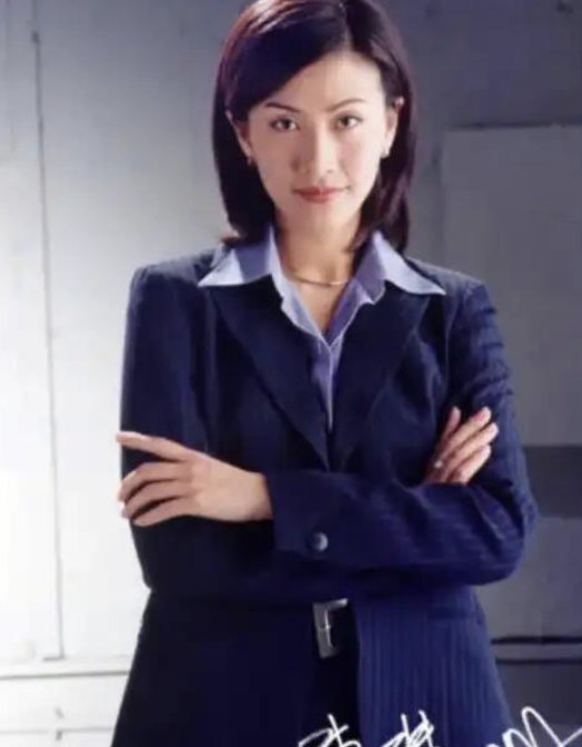 55歲陳慧珊超真實素顏樣意外曝光 臉上零醫美痕迹惹驚呼︰自然優雅老去