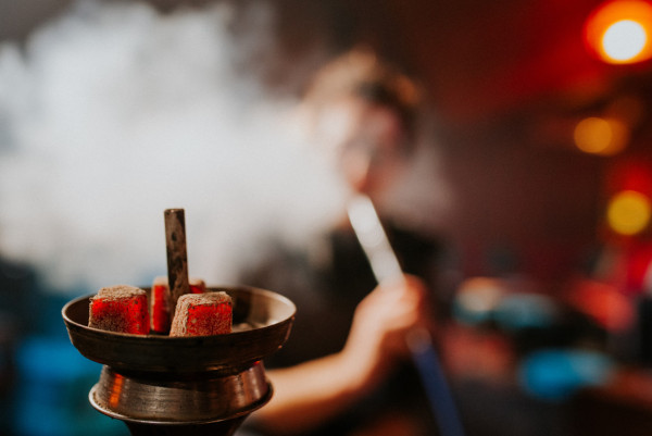 31歲男酒吧食水煙致一氧化碳中毒！失去知覺撞傷頭部／酒吧閉門無窗戶變相燒炭