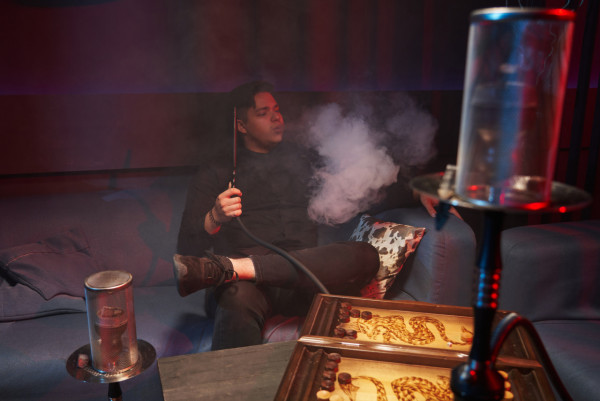 31歲男酒吧食水煙致一氧化碳中毒！失去知覺撞傷頭部／酒吧閉門無窗戶變相燒炭