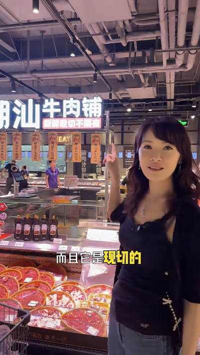 向海嵐走到內地超市拍片，她在影片中大讚產品應有盡有，而且食材新鮮、價格親民。