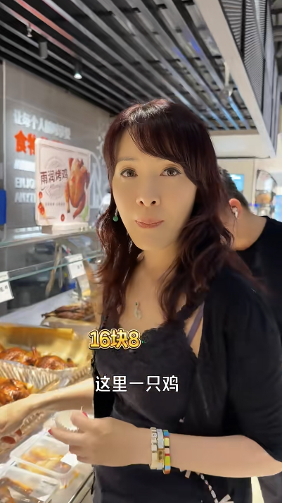 隨後向海嵐十分驚訝內地16.8已經買到一隻雞。