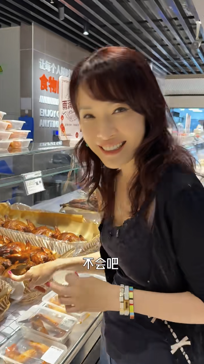 向海嵐續指：「不會吧...香港的話好像也要70幾一隻雞吧！」