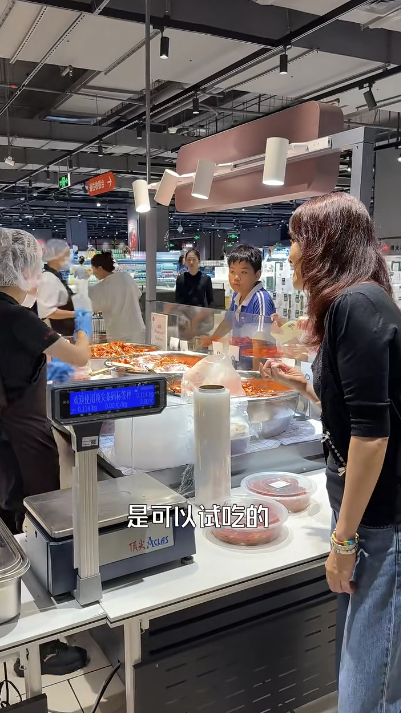 向海嵐更開口問店員是否有小龍蝦試食。