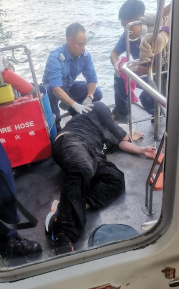 姜濤墮海｜MIRROR成員姜濤西區墮海送院 事發後清醒