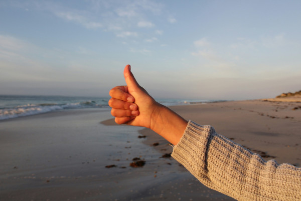 豎起大拇指讚好手勢（圖片來源：Unsplash）