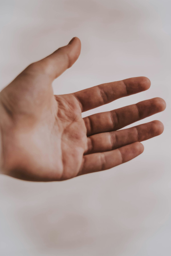 在中東、印度、非洲部分地區，左手被認為是不潔的。（圖片來源：Unsplash）