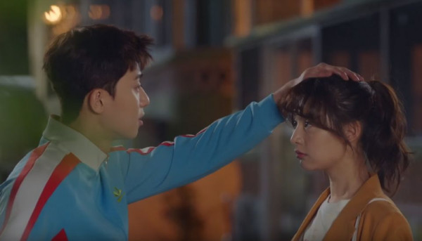 摸頭在佛教國家，如泰國、寮國、柬埔寨等，是被視為非常不禮貌且冒犯的行為。（圖片來源：KBS）