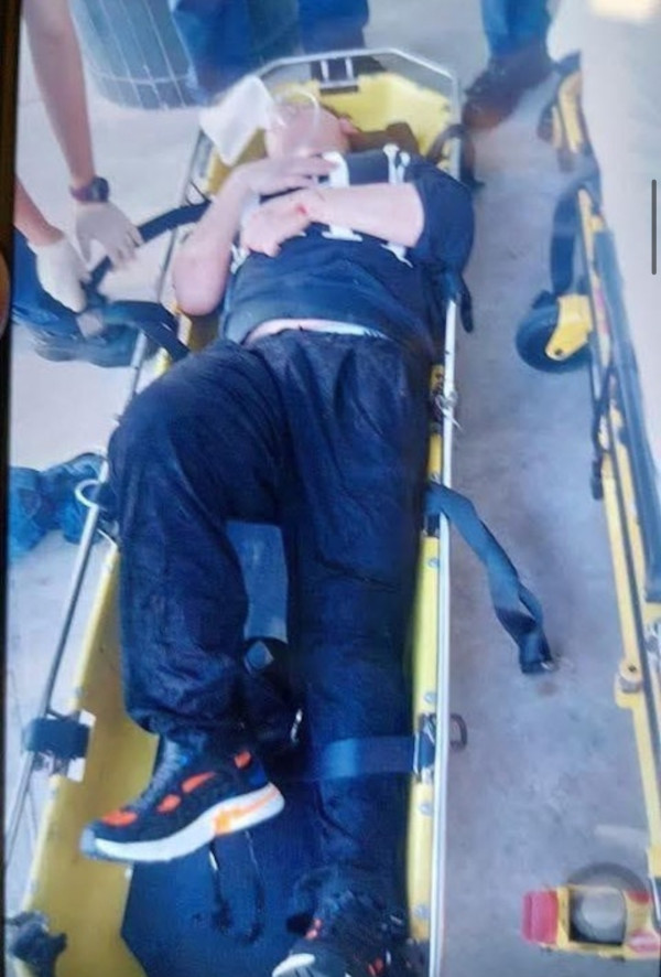 車cam直擊｜私家車相撞兩男落車互毆 左勾拳扭紋鎖難分難解 網民留言腦補親熱情節