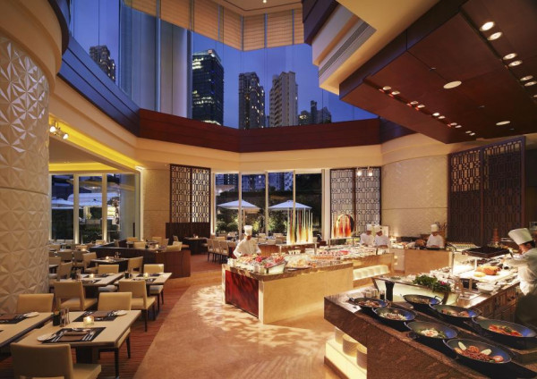 港麗酒店自助午餐激罕買一送一 低至HK$281/位入手 任食蟹腳西冷扒手工意粉烤肉！