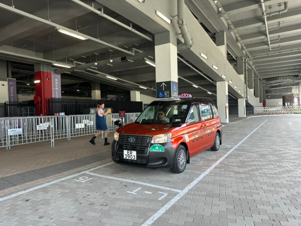 啟德主場館的士上落客區（H 閘外地面）