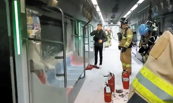 首爾地鐵縱火案驚悚畫面曝光！孕婦滑倒逃命多人受傷！市民英雄獨自勇救火救人 