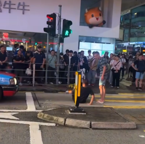 的士司機旺角街頭硬碰碰瓷黨！的哥出招詐死變彈起！網民諷：國寶級演員！碰瓷隨時犯呢條罪 最高判監14年！