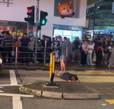 的士司機旺角街頭硬碰碰瓷黨！的哥出招詐死變彈起！網民諷：國寶級演員！碰瓷隨時犯呢條罪 最高判監14年！