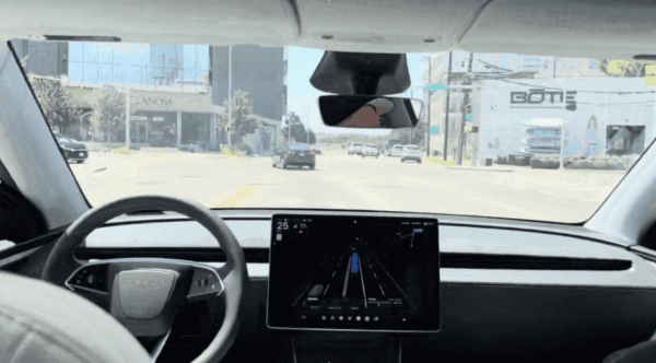 Tesla Robotaxi 首日營運即「翻車」 超速逆行兼無故急剎 相關部門介入調查