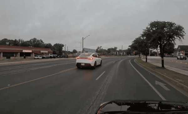 Tesla Robotaxi 首日營運即「翻車」 超速逆行兼無故急剎 相關部門介入調查