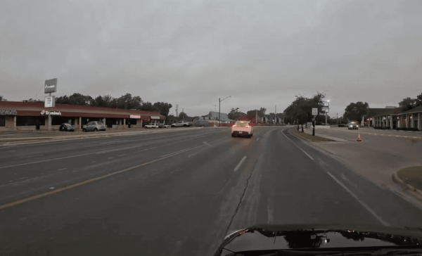 Tesla Robotaxi 首日營運即「翻車」 超速逆行兼無故急剎 相關部門介入調查