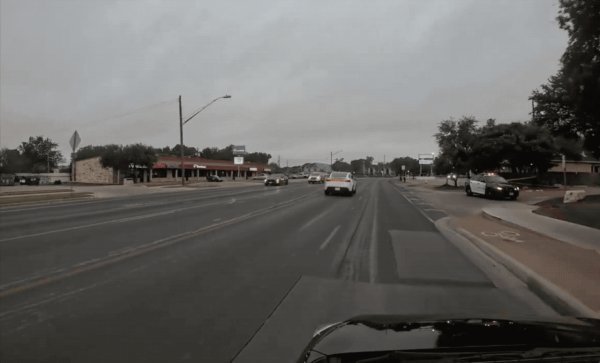 Tesla Robotaxi 首日營運即「翻車」 超速逆行兼無故急剎 相關部門介入調查