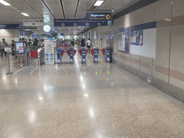 泰國旅遊搭車可用信用卡？記者親測MRT巴士用visa付款實況
