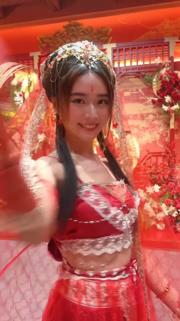 戴祖儀超低胸尺度谷盡4吋偉大深溝 豁出去史上最性感：真係好大犧牲