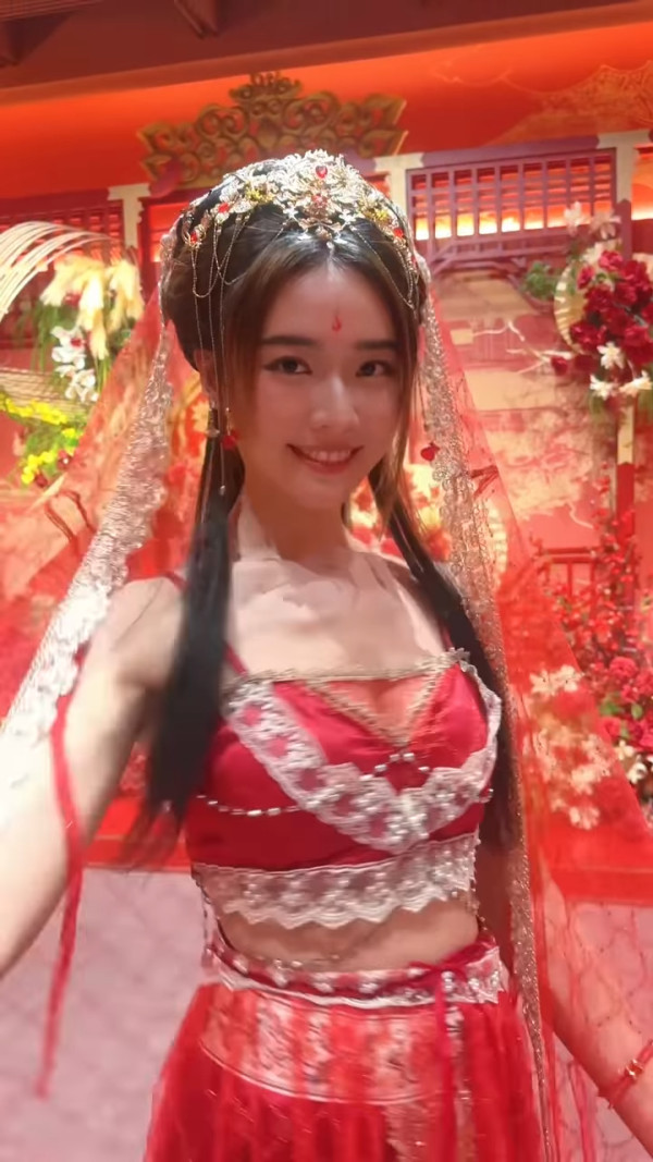 戴祖儀白色低胸戰衣首映放送福利 超高衩驚艷全場獲網民狂讚：索腿天后