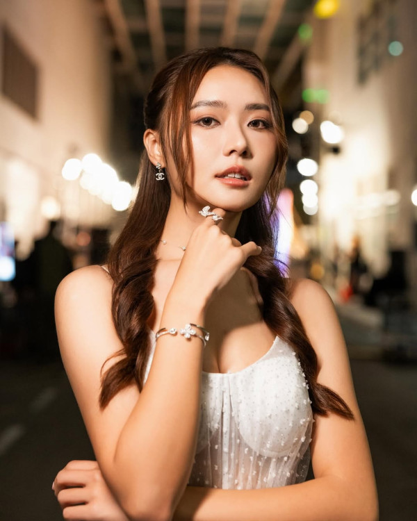 戴祖儀白色低胸戰衣首映放送福利 超高衩驚艷全場獲網民狂讚：索腿天后