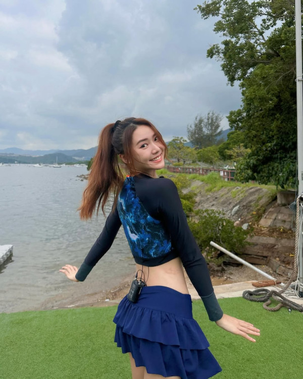 戴祖儀白色低胸戰衣首映放送福利 超高衩驚艷全場獲網民狂讚：索腿天后