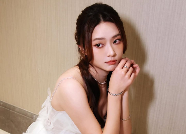 戴祖儀白色低胸戰衣首映放送福利 超高衩驚艷全場獲網民狂讚：索腿天后