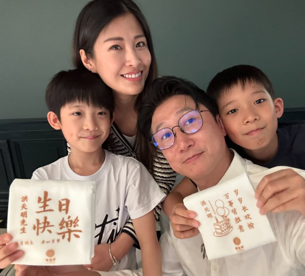 洪天明周家蔚拍片曬恩愛力證夫妻感情不變 男方一個表情慘被網民質疑好牽強